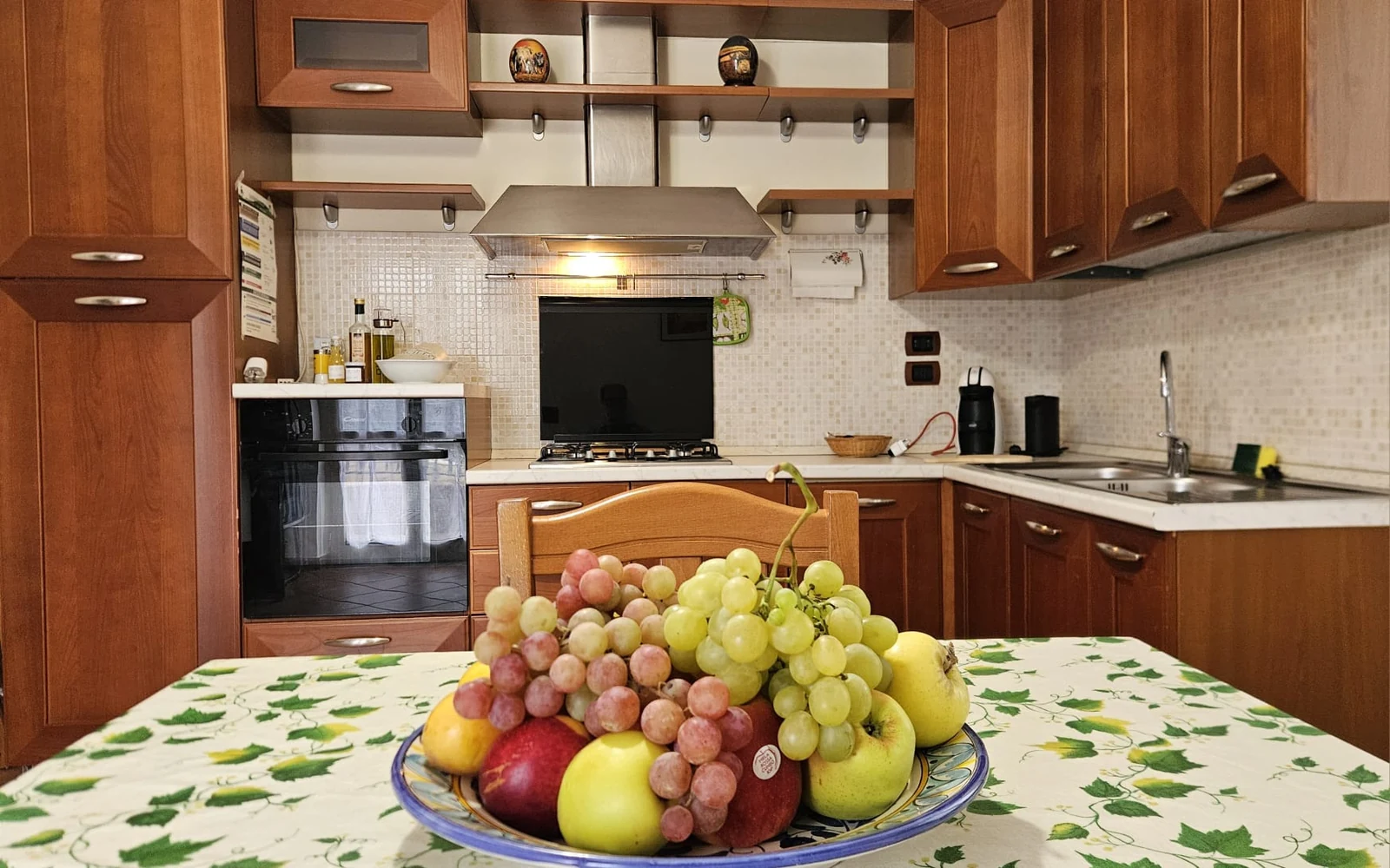 Villa Giulia Cilento, la cucina con la frutta sul tavolo