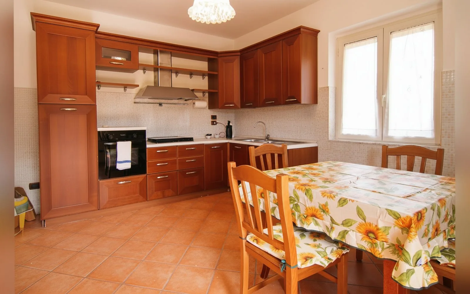 La cucina completamente attrezzata con il tavolo da pranzo — foto 5
