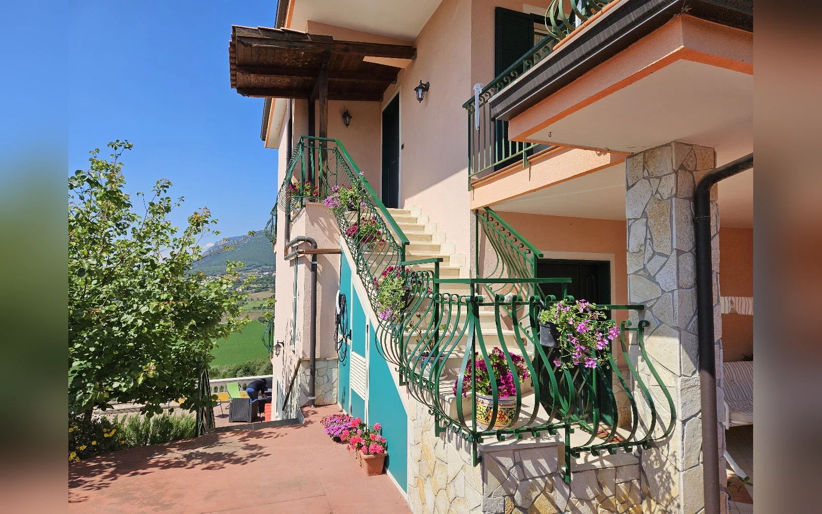 Villa Giulia Cilento, l'ingresso con la scala fiorita