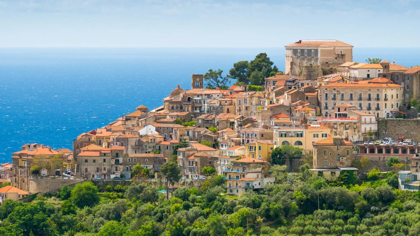 Il borgo medievale di Castellabate arroccato sul colle affacciato sul mare, con i tetti in cotto e il castello in alto