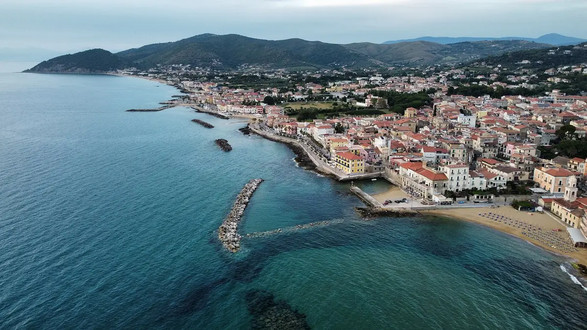 Vista aerea di Santa Maria di Castellabate con le case affacciate sulla costa