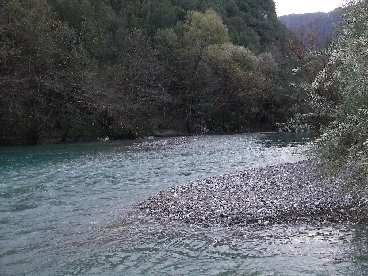Il fiume Calore Lucano scorre tra le rocce presso Felitto