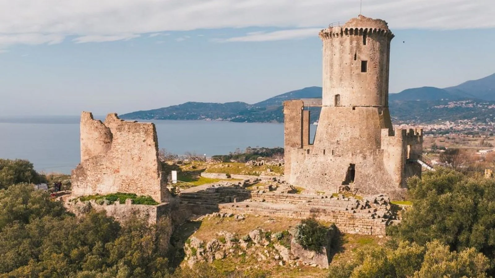 L'acropoli dell'Area Archeologica di Velia con la torre medievale e i resti in pietra affacciati sul mare