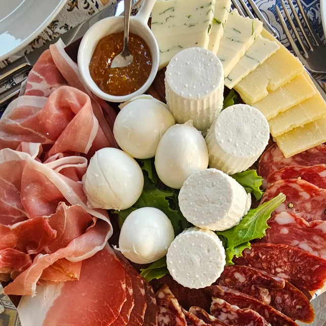 Tagliere di salumi, mozzarelle e formaggi
