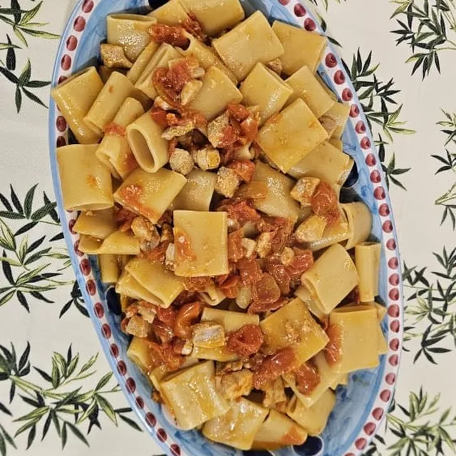 Pasta al sugo servita in pirofila