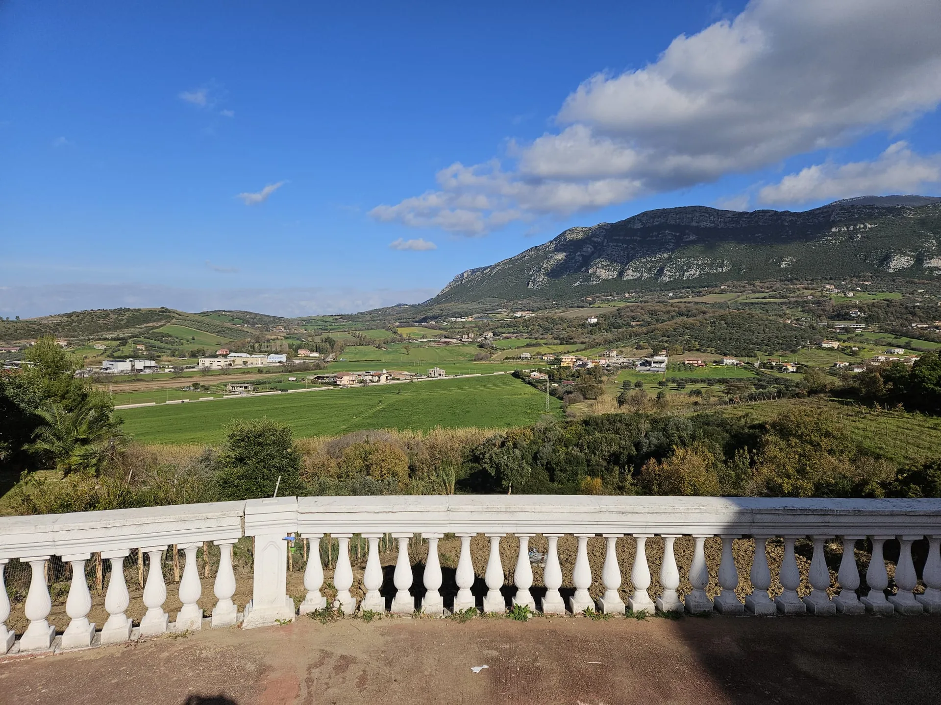 La terrazza panoramica di Villa Giulia Cilento apparecchiata, con la piana di Paestum sullo sfondo — foto 1