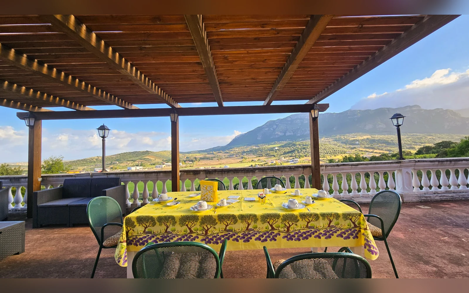 Villa Giulia Cilento, la terrazza panoramica apparecchiata sotto il pergolato