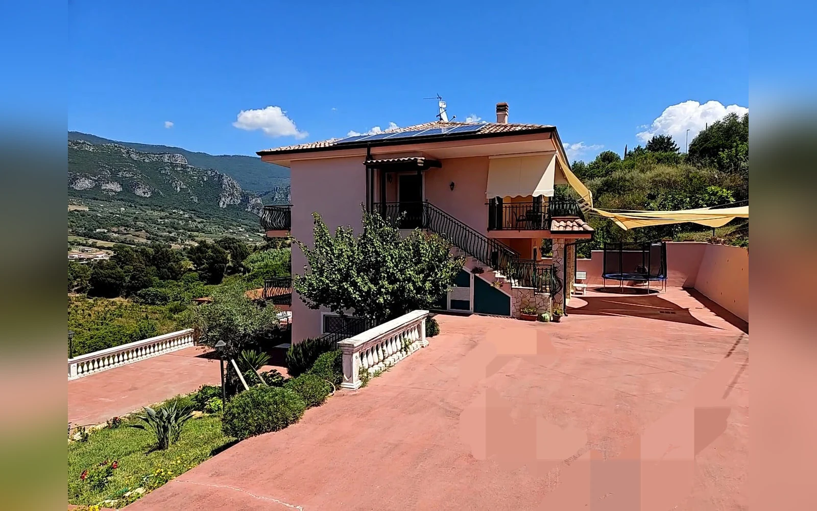 Villa Giulia Cilento, la villa vista dal cortile con la scala esterna